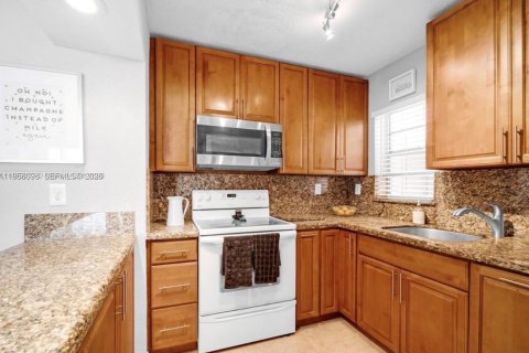 Condo in Miami, Florida, 2 bedrooms  № 2017746 - photo 6