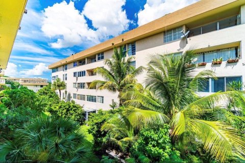Condo in Miami, Florida, 2 bedrooms  № 2017746 - photo 14