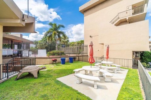 Condo in Miami, Florida, 2 bedrooms  № 2017746 - photo 25