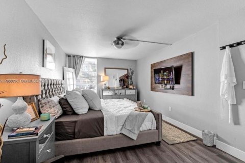 Condo in Miami, Florida, 2 bedrooms  № 2017746 - photo 12