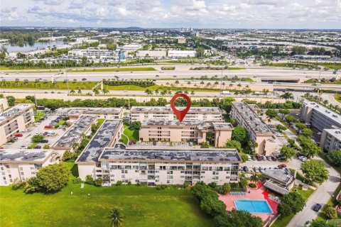 Condo in Miami, Florida, 2 bedrooms  № 2017746 - photo 16