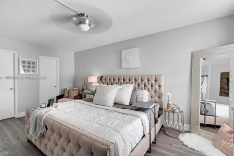 Condo in Miami, Florida, 2 bedrooms  № 2017746 - photo 11