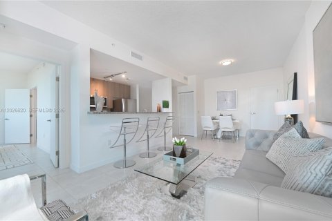 Apartamento en alquiler en Miami, Florida, 1 dormitorio, 91.6 m2 № 2180676 - foto 3