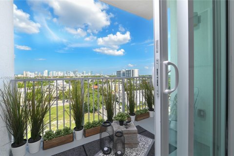 Apartamento en alquiler en Miami, Florida, 1 dormitorio, 91.6 m2 № 2180676 - foto 16