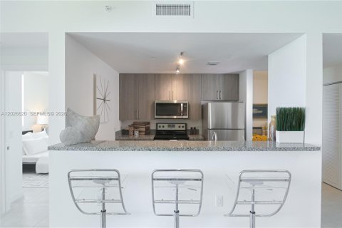 Apartamento en alquiler en Miami, Florida, 1 dormitorio, 91.6 m2 № 2180676 - foto 6