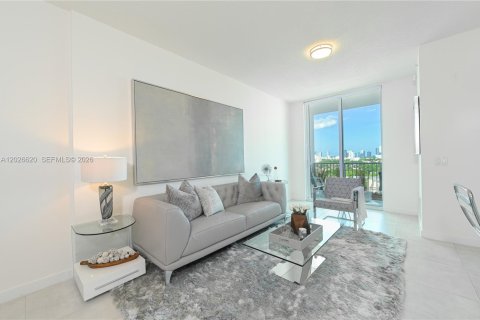 Apartamento en alquiler en Miami, Florida, 1 dormitorio, 91.6 m2 № 2180676 - foto 2