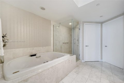 Condo in Miami, Florida, 3 bedrooms № 2153859 - photo 22