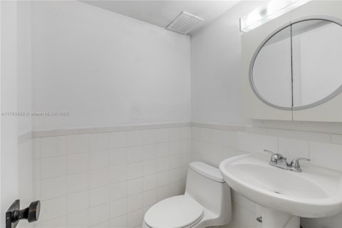 Condo in Miami Beach, Florida, 1 bedroom № 1959072 - photo 13