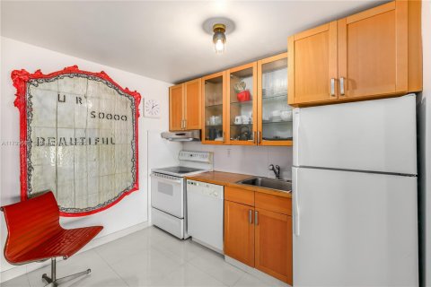 Condo in Miami Beach, Florida, 1 bedroom № 1959072 - photo 9
