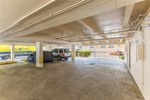 Condo in Miami Beach, Florida, 1 bedroom № 1959072 - photo 30