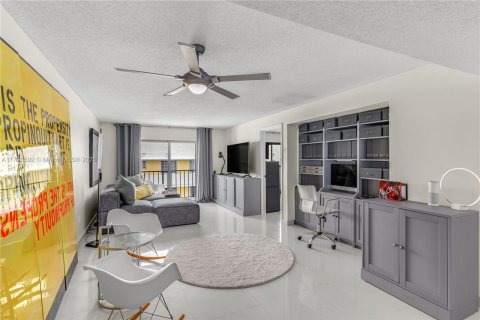 Condo in Miami Beach, Florida, 1 bedroom № 1959072 - photo 4