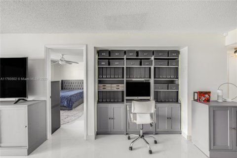 Condo in Miami Beach, Florida, 1 bedroom № 1959072 - photo 8