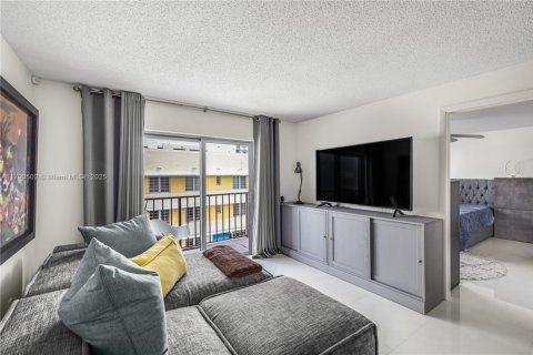 Condo in Miami Beach, Florida, 1 bedroom № 1959072 - photo 2