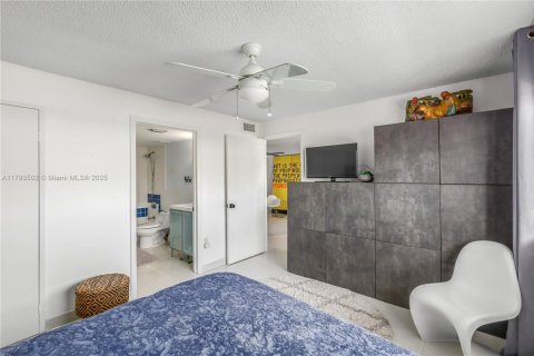 Condo in Miami Beach, Florida, 1 bedroom № 1959072 - photo 10