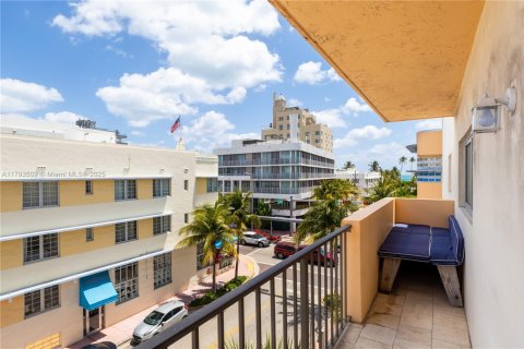 Condo in Miami Beach, Florida, 1 bedroom № 1959072 - photo 15
