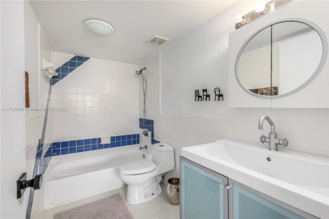 Condo in Miami Beach, Florida, 1 bedroom № 1959072 - photo 11