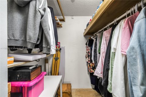 Condo in Miami Beach, Florida, 1 bedroom № 1959072 - photo 12