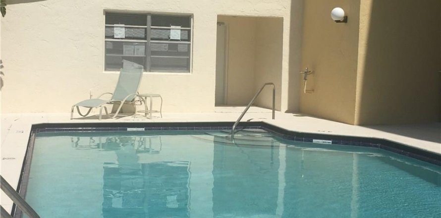 Condominio en North Miami Beach, Florida, 2 dormitorios  № 744219