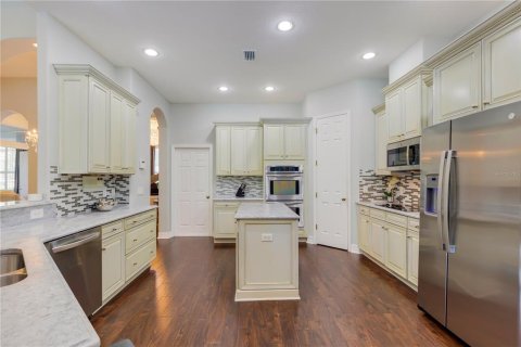 House in Land O' Lakes, Florida 5 bedrooms, 406.45 sq.m. № 1914636 - photo 17