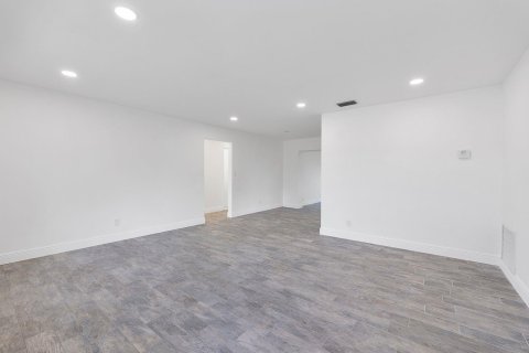 House in Pompano Beach, Florida 2 bedrooms, 107.21 sq.m. № 2081684 - photo 3