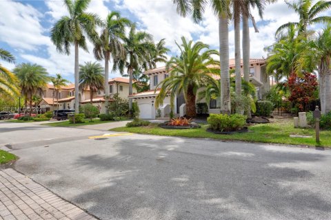 House in Cutler Bay, Florida 5 bedrooms, 315.77 sq.m. № 2402279 - photo 4