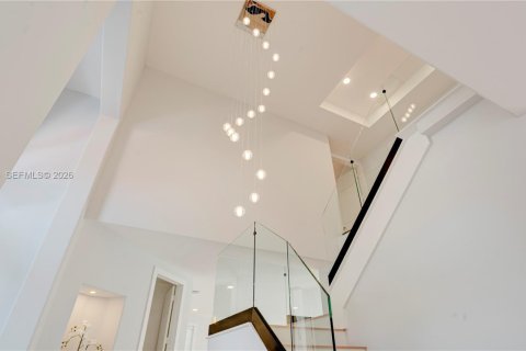 House in Cutler Bay, Florida 5 bedrooms, 315.77 sq.m. № 2402279 - photo 2