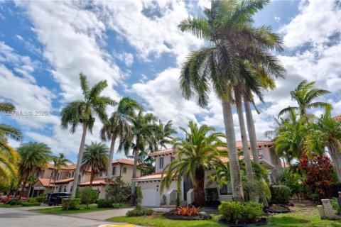 House in Cutler Bay, Florida 5 bedrooms, 315.77 sq.m. № 2402279 - photo 5