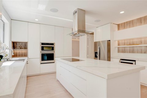 House in Cutler Bay, Florida 5 bedrooms, 315.77 sq.m. № 2402279 - photo 15
