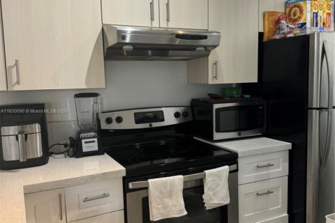 Купить кондоминиум в Пемброк-Пайнс, Флорида 2 спальни, 85.66м2, № 2013269 - фото 4