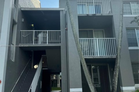 Купить кондоминиум в Пемброк-Пайнс, Флорида 2 спальни, 85.66м2, № 2013269 - фото 2