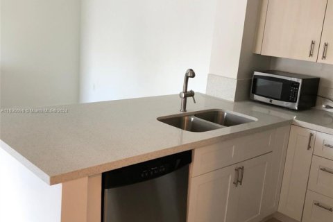 Купить кондоминиум в Пемброк-Пайнс, Флорида 2 спальни, 85.66м2, № 2013269 - фото 5