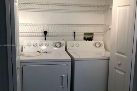 Купить кондоминиум в Пемброк-Пайнс, Флорида 2 спальни, 85.66м2, № 2013269 - фото 7