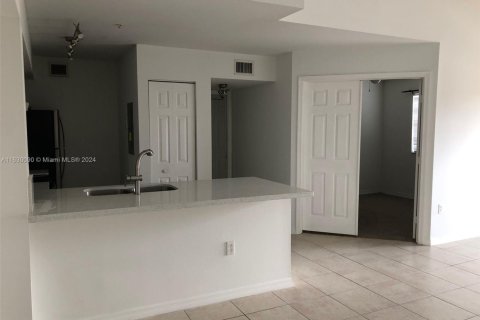 Купить кондоминиум в Пемброк-Пайнс, Флорида 2 спальни, 85.66м2, № 2013269 - фото 3