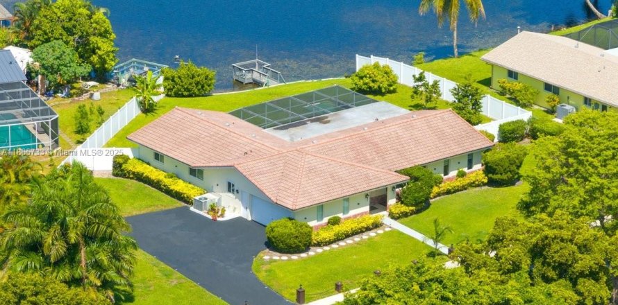 House in Plantation, Florida 4 bedrooms, 208.66 sq.m. № 1897365