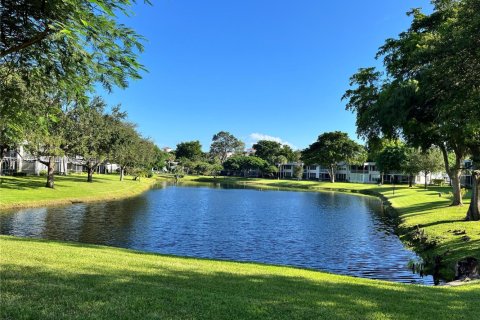 Condo in Pompano Beach, Florida, 3 bedrooms  № 1883799 - photo 1