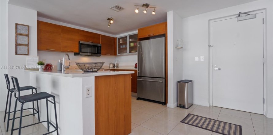 Condominio en Miami, Florida, 1 dormitorio  № 1938107