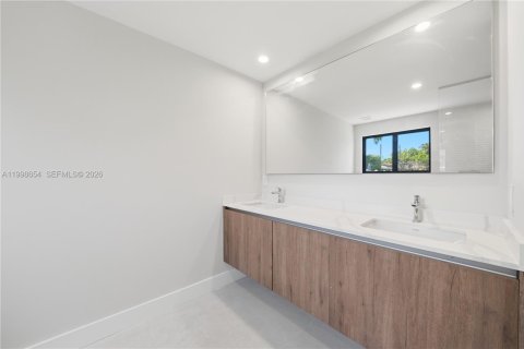 House in Miami, Florida 3 bedrooms, 220.46 sq.m. № 2066212 - photo 13