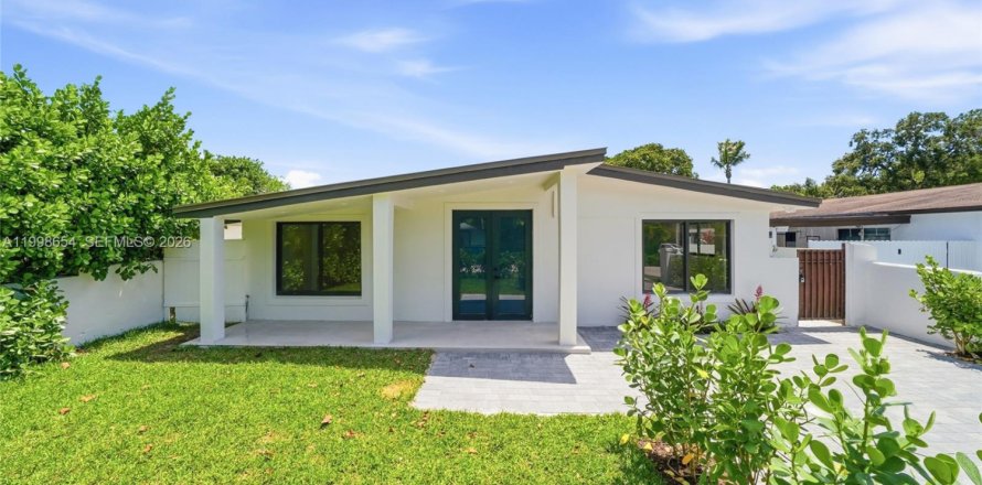 House in Miami, Florida 3 bedrooms, 220.46 sq.m. № 2066212