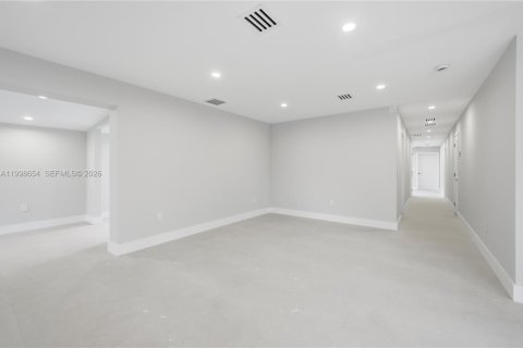 House in Miami, Florida 3 bedrooms, 220.46 sq.m. № 2066212 - photo 6