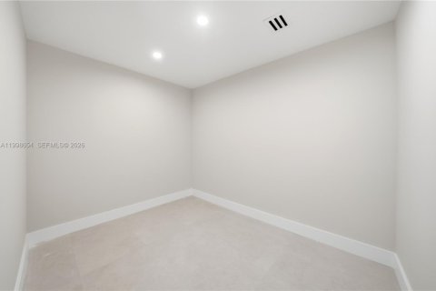 House in Miami, Florida 3 bedrooms, 220.46 sq.m. № 2066212 - photo 24