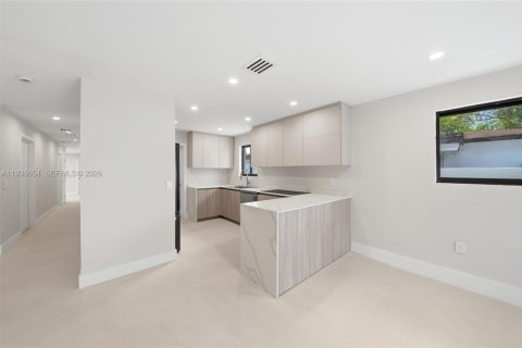 House in Miami, Florida 3 bedrooms, 220.46 sq.m. № 2066212 - photo 2