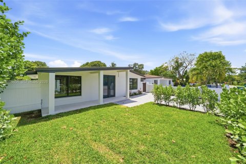 House in Miami, Florida 3 bedrooms, 220.46 sq.m. № 2066212 - photo 30