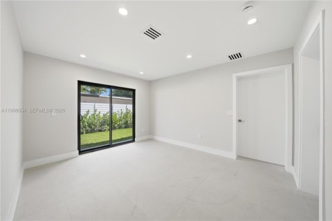 House in Miami, Florida 3 bedrooms, 220.46 sq.m. № 2066212 - photo 12