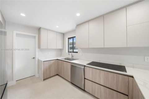 House in Miami, Florida 3 bedrooms, 220.46 sq.m. № 2066212 - photo 17