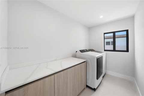 House in Miami, Florida 3 bedrooms, 220.46 sq.m. № 2066212 - photo 16