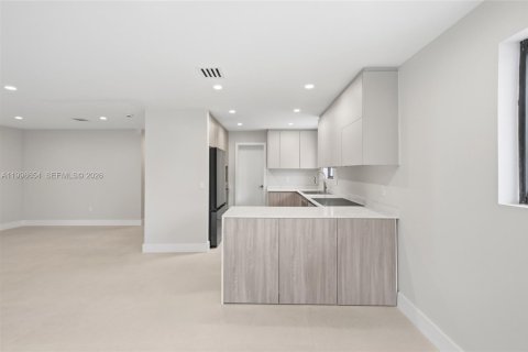 House in Miami, Florida 3 bedrooms, 220.46 sq.m. № 2066212 - photo 11