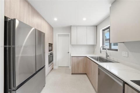 House in Miami, Florida 3 bedrooms, 220.46 sq.m. № 2066212 - photo 7