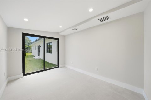 House in Miami, Florida 3 bedrooms, 220.46 sq.m. № 2066212 - photo 21