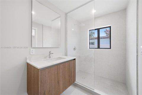 House in Miami, Florida 3 bedrooms, 220.46 sq.m. № 2066212 - photo 26