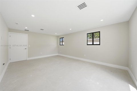 House in Miami, Florida 3 bedrooms, 220.46 sq.m. № 2066212 - photo 15
